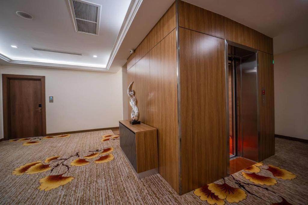 Le President Hotel Phnom Penh Exterior photo