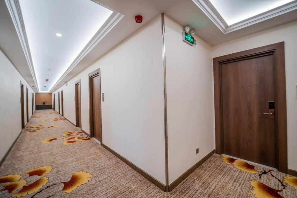 Le President Hotel Phnom Penh Exterior photo