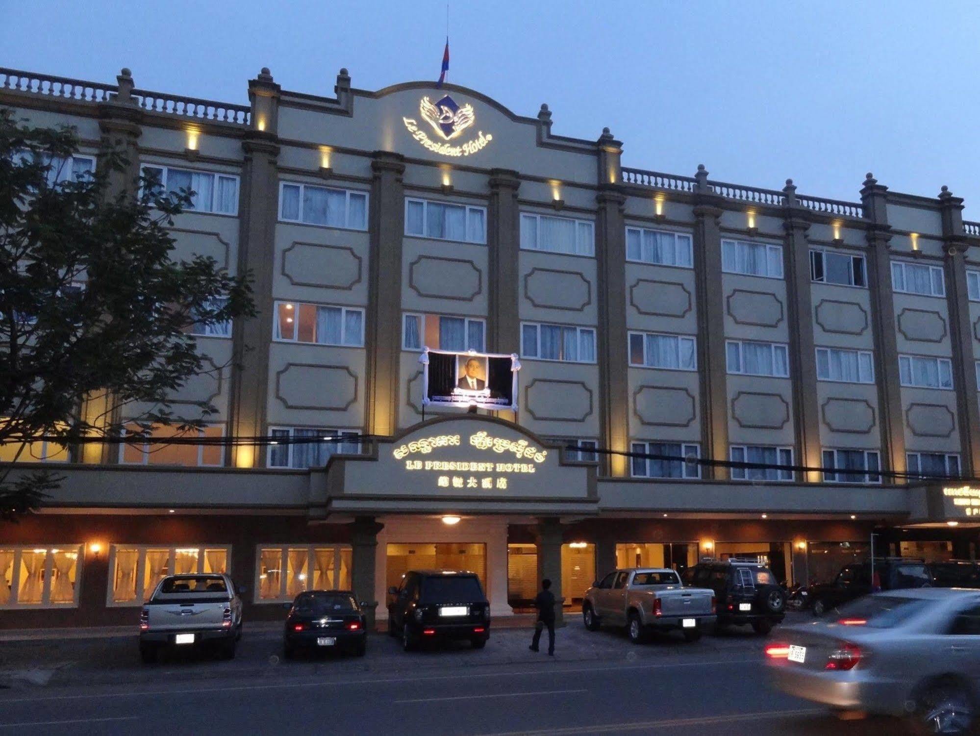 Le President Hotel Phnom Penh Exterior photo